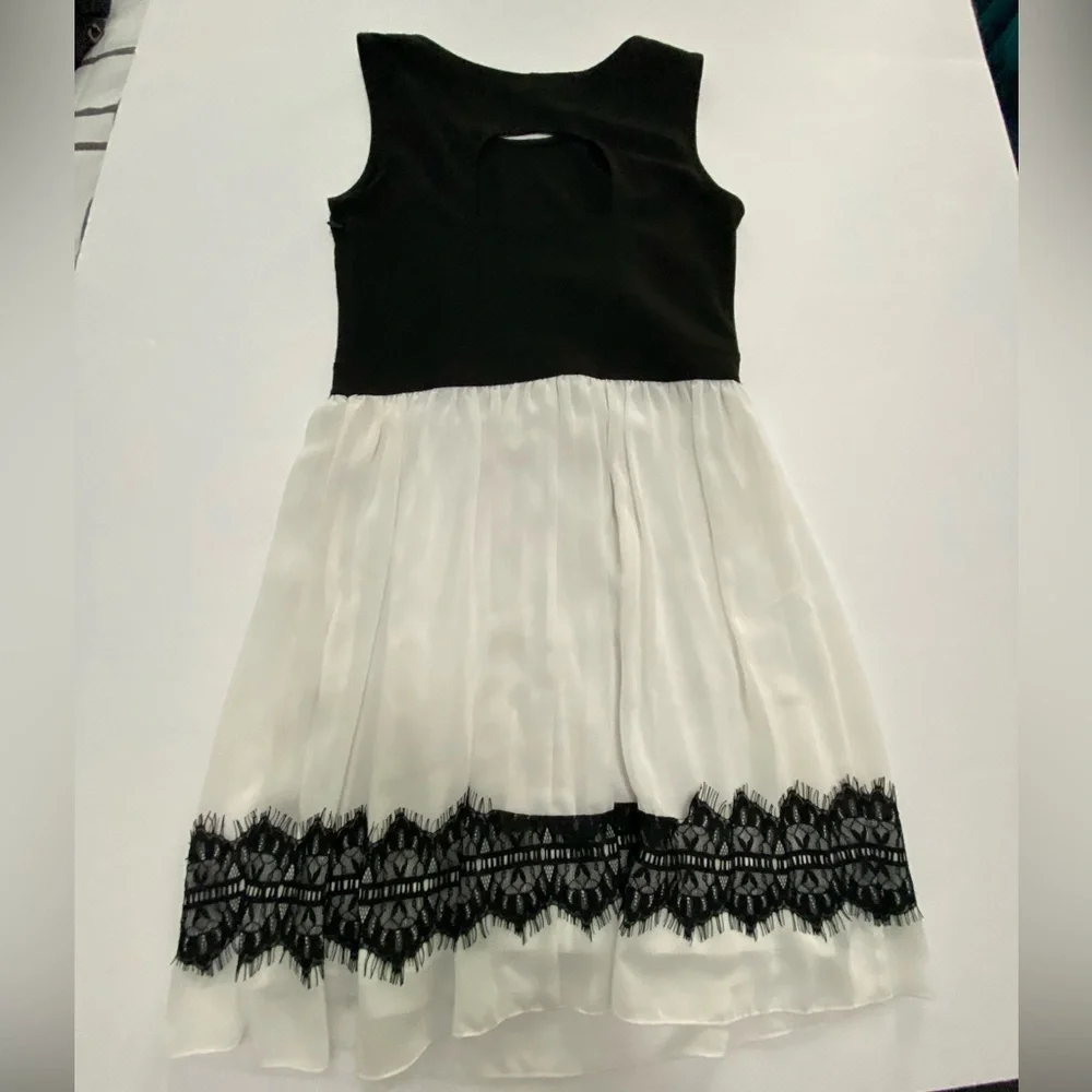 En Focus Studio Black and White Sleeveless dress with
Open Back size 6P - Picture 4 of 9